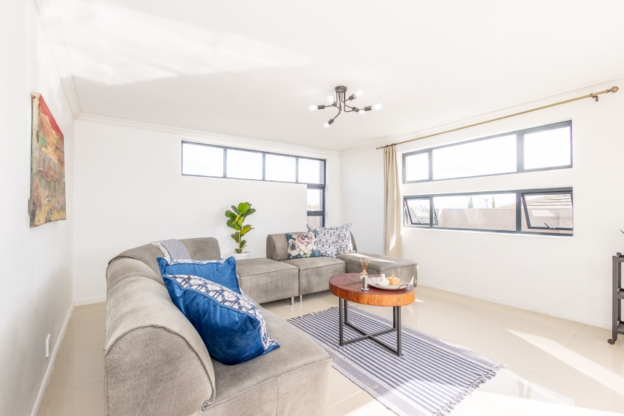 6 Bedroom Property for Sale in Jakarandas Western Cape